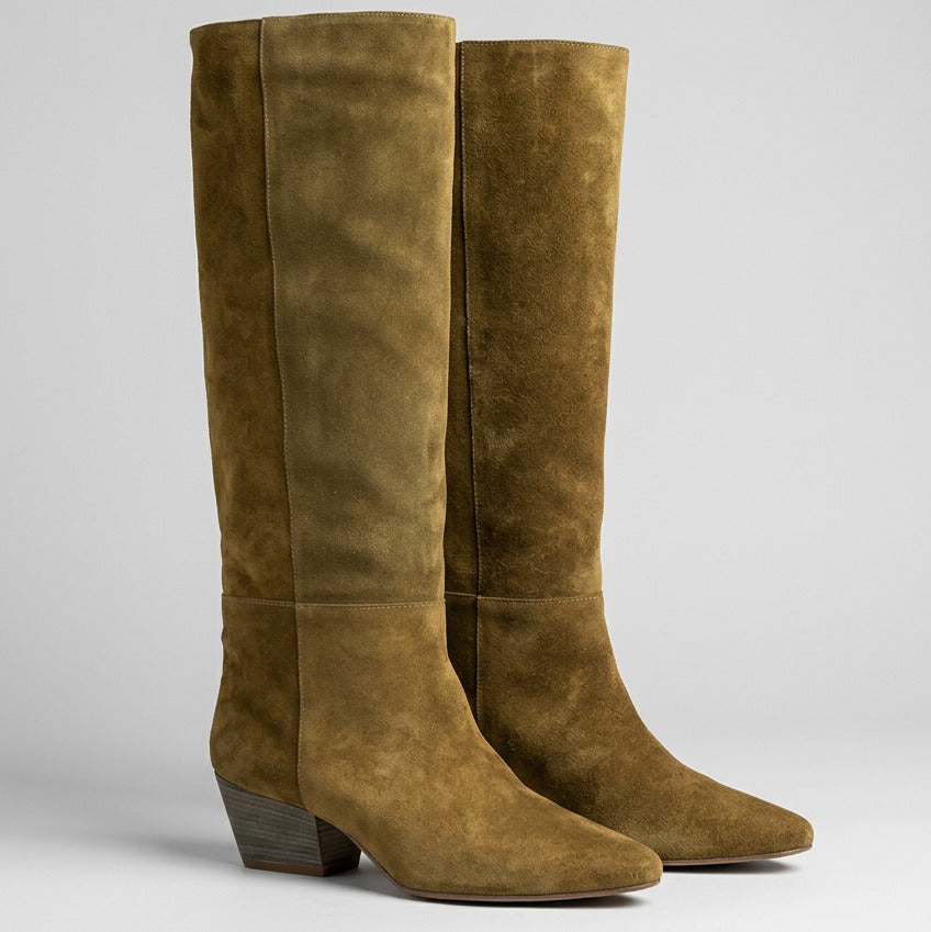 Tall boot in vintage suede