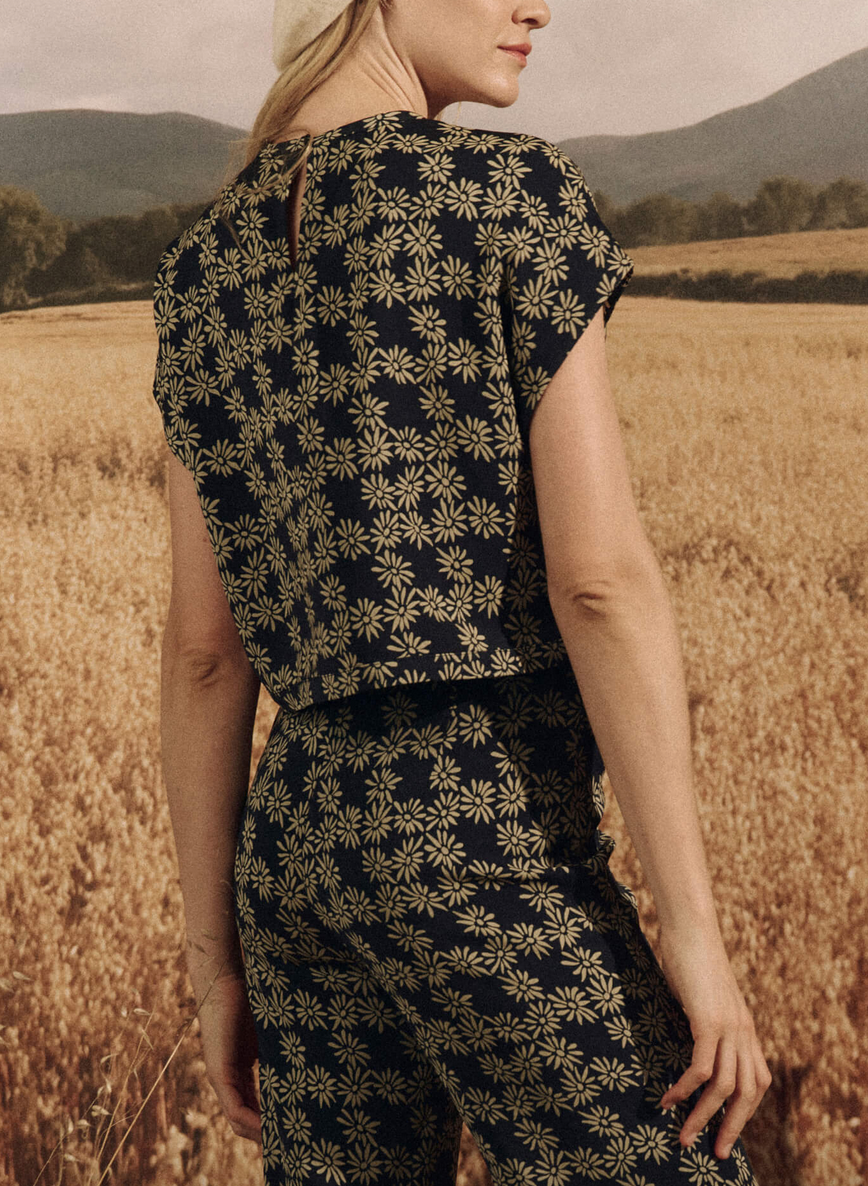 the wander top navy scattered daisy