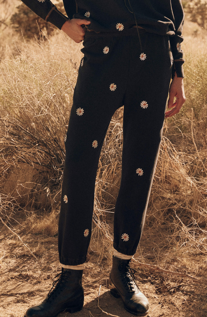 the stadium sweatpant almost black with daisy embroidery