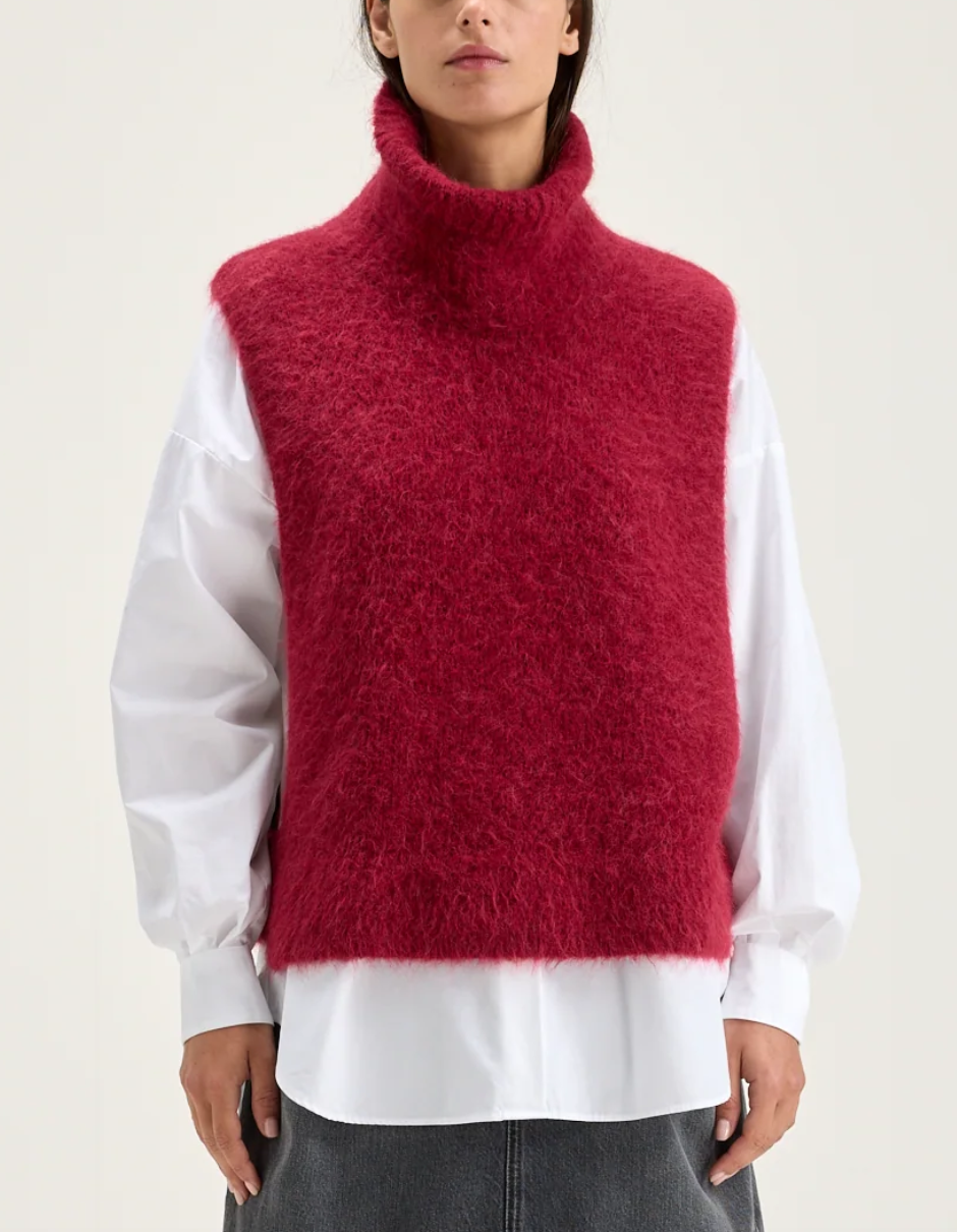 Daren vest popover red dahlia
