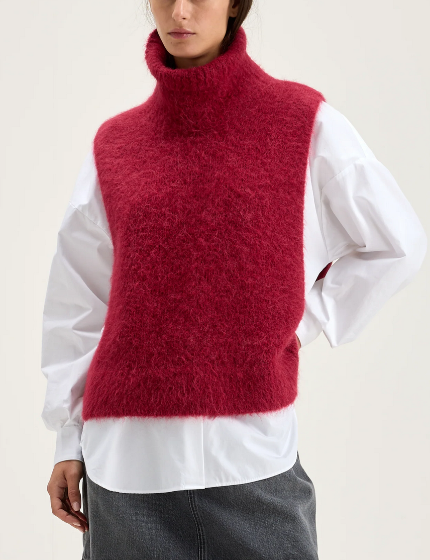 Daren vest popover red dahlia