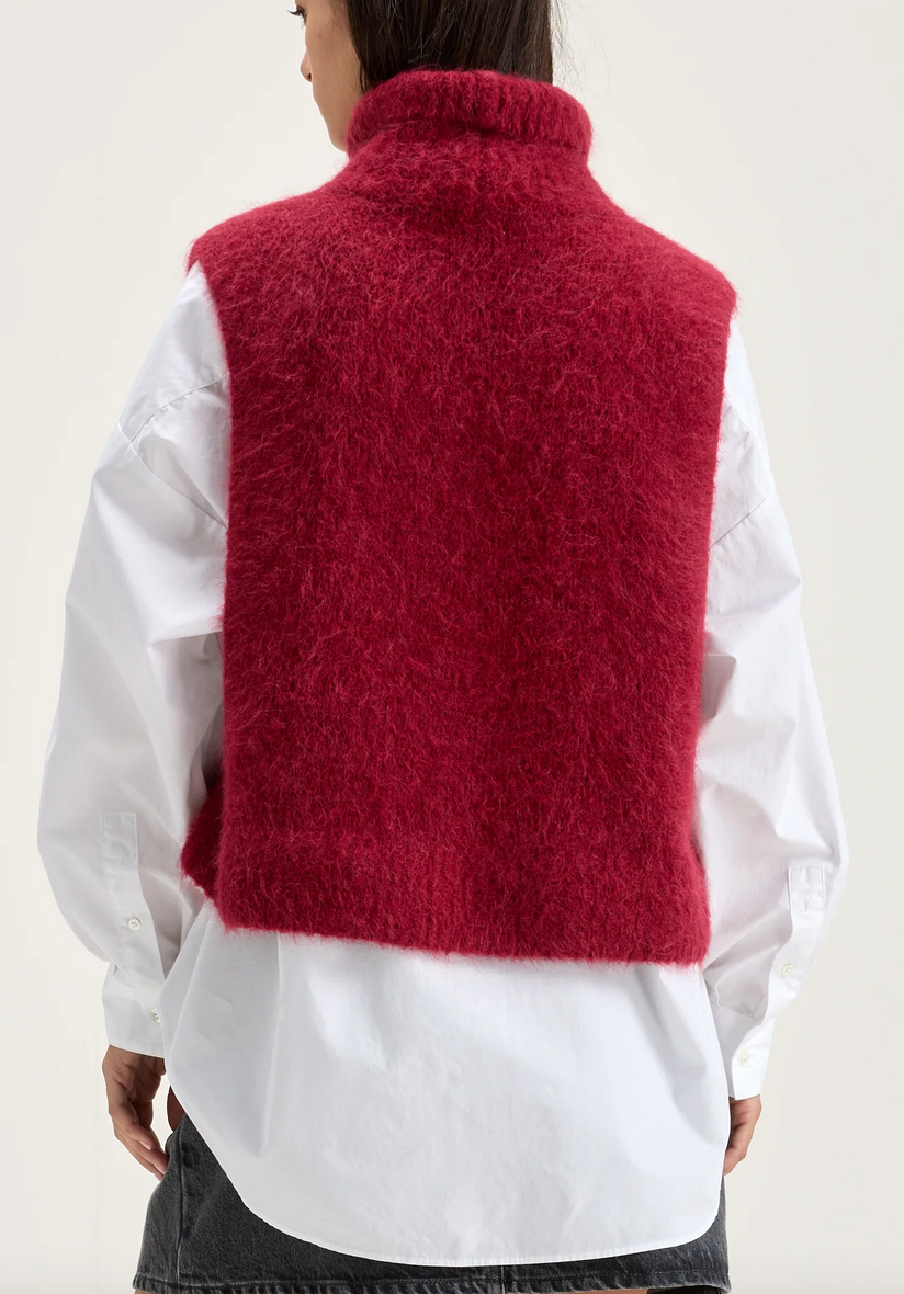 Daren vest popover red dahlia