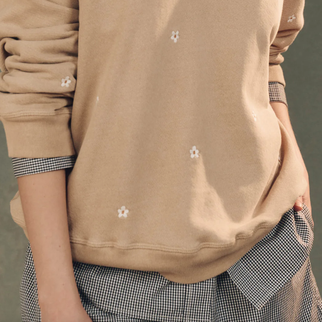 the slouch sweatshirt khaki with daisy embroidery