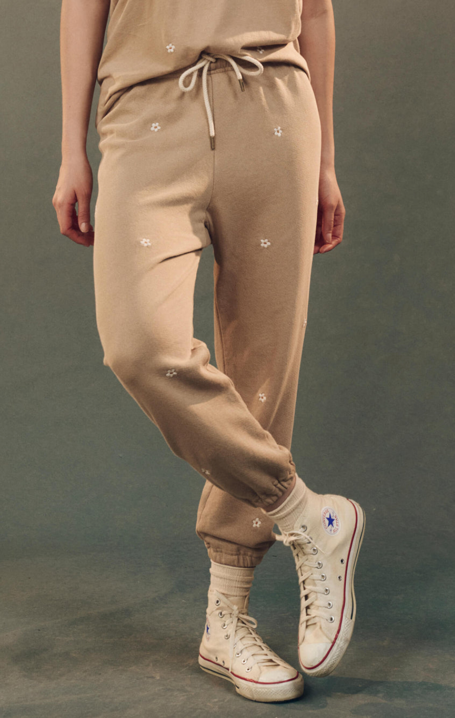 the stadium sweatpant khaki with daisy embroidery