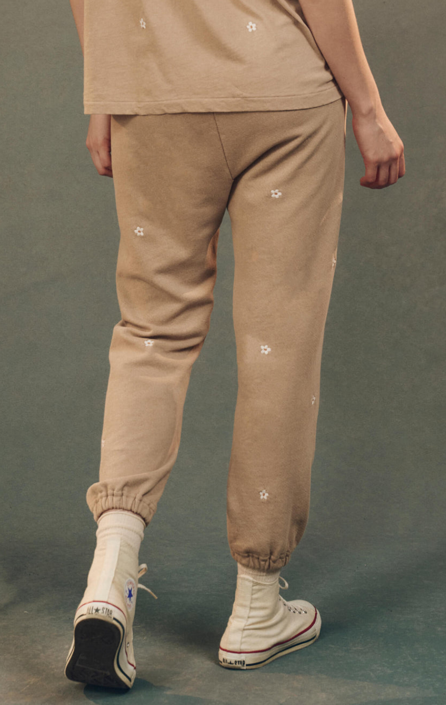 the stadium sweatpant khaki with daisy embroidery