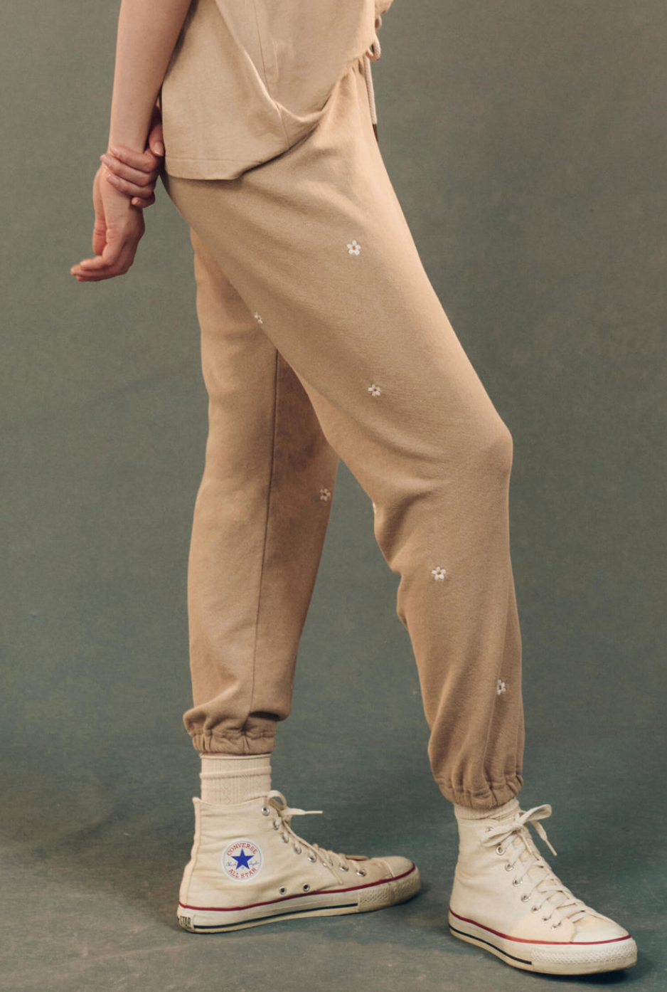 the stadium sweatpant khaki with daisy embroidery