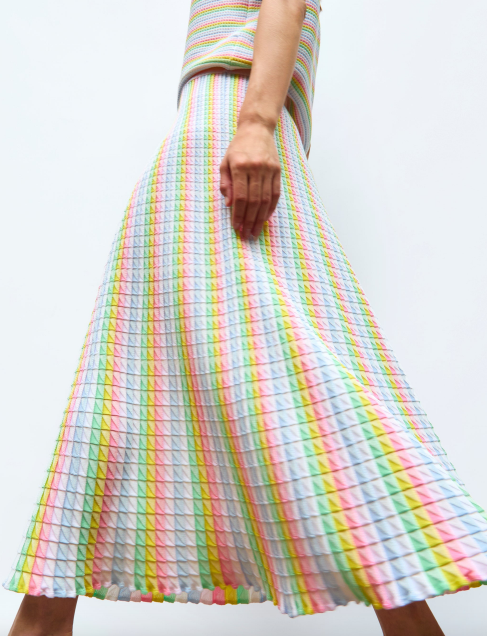 Cocktail fluid skirt in origami knit rainbow