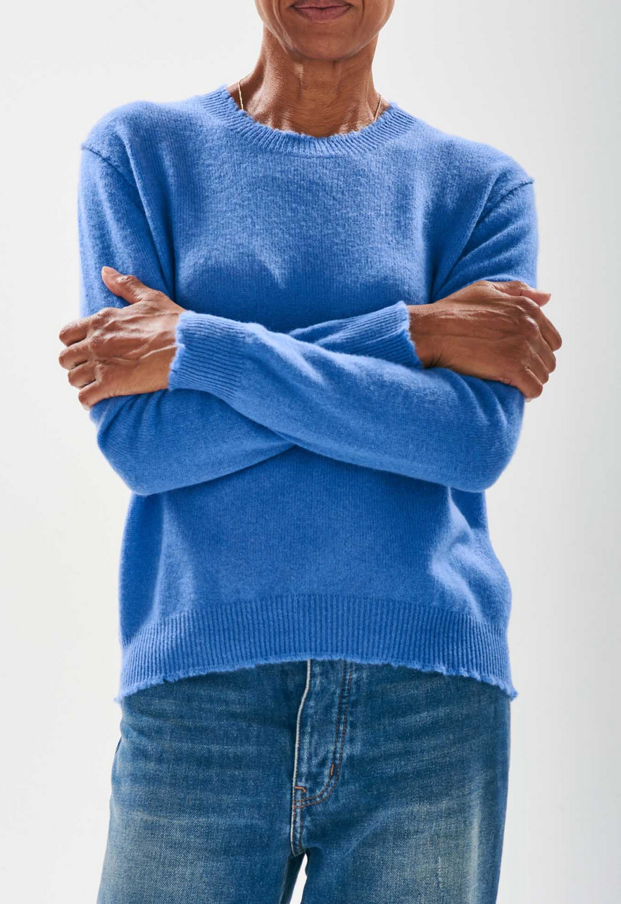 Distressed cashmere crew benzo cornflower
