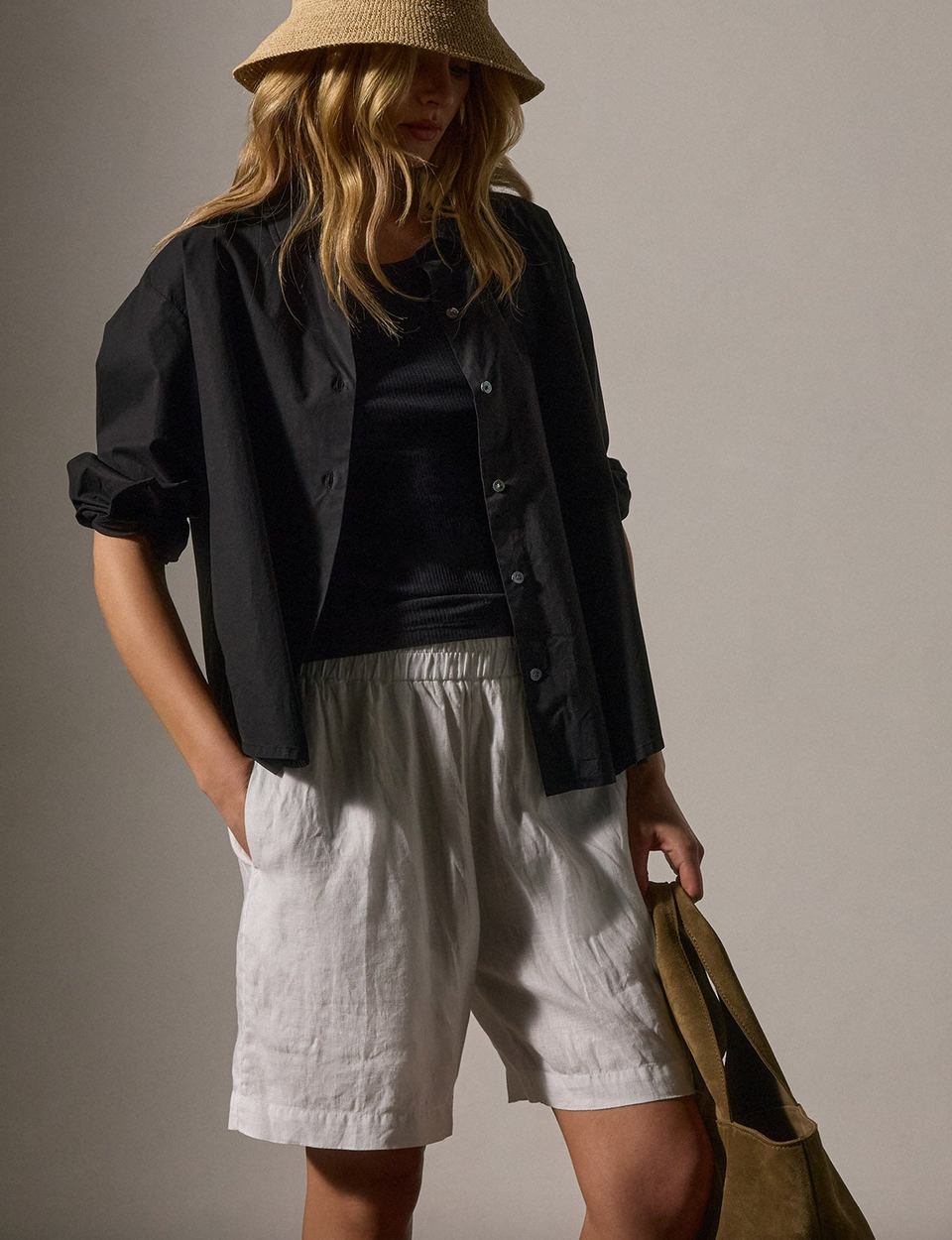 Lightweight linen bermuda short white