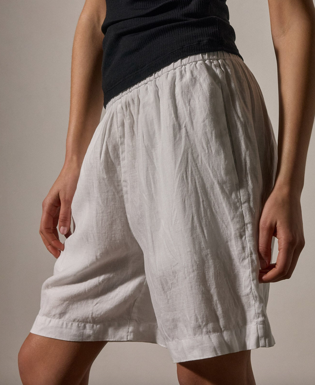 Lightweight linen bermuda short white