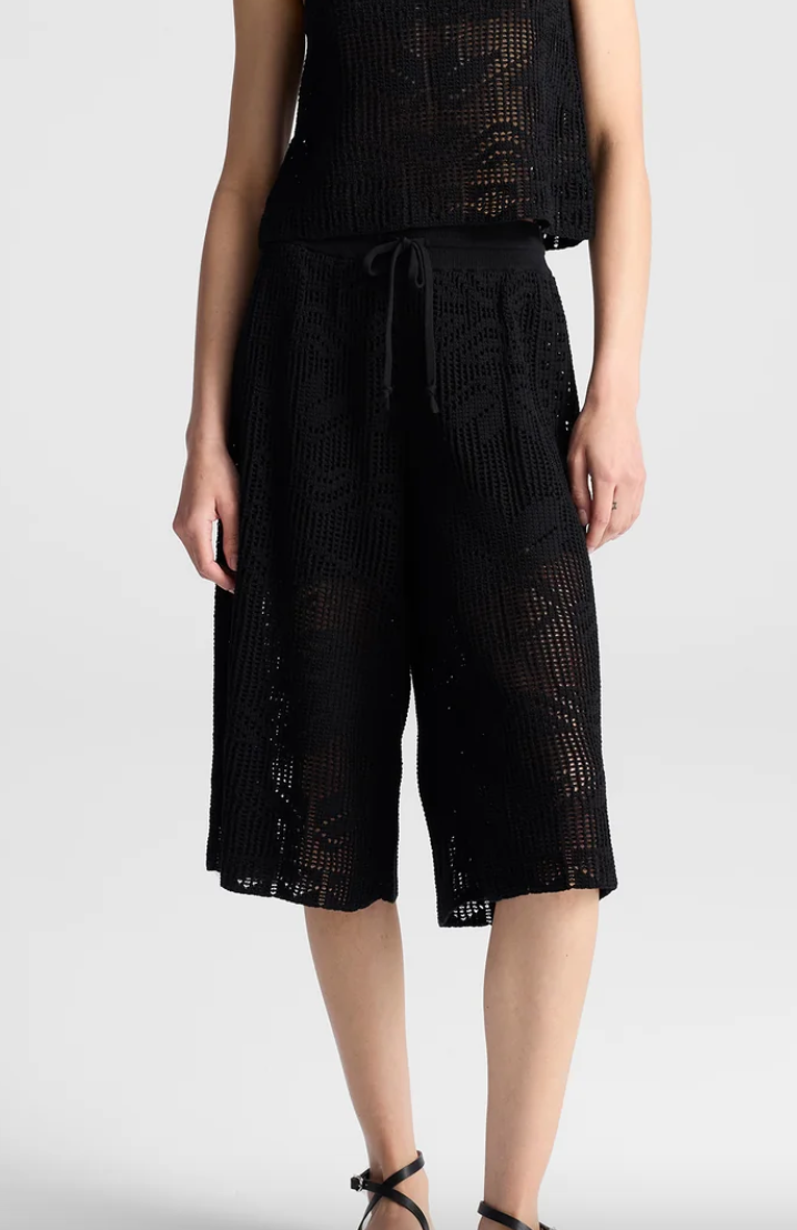colby crochet knit short black