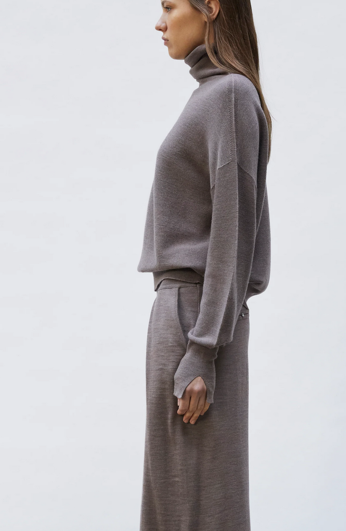 nora oversized slim top with stand-up collar chestnut