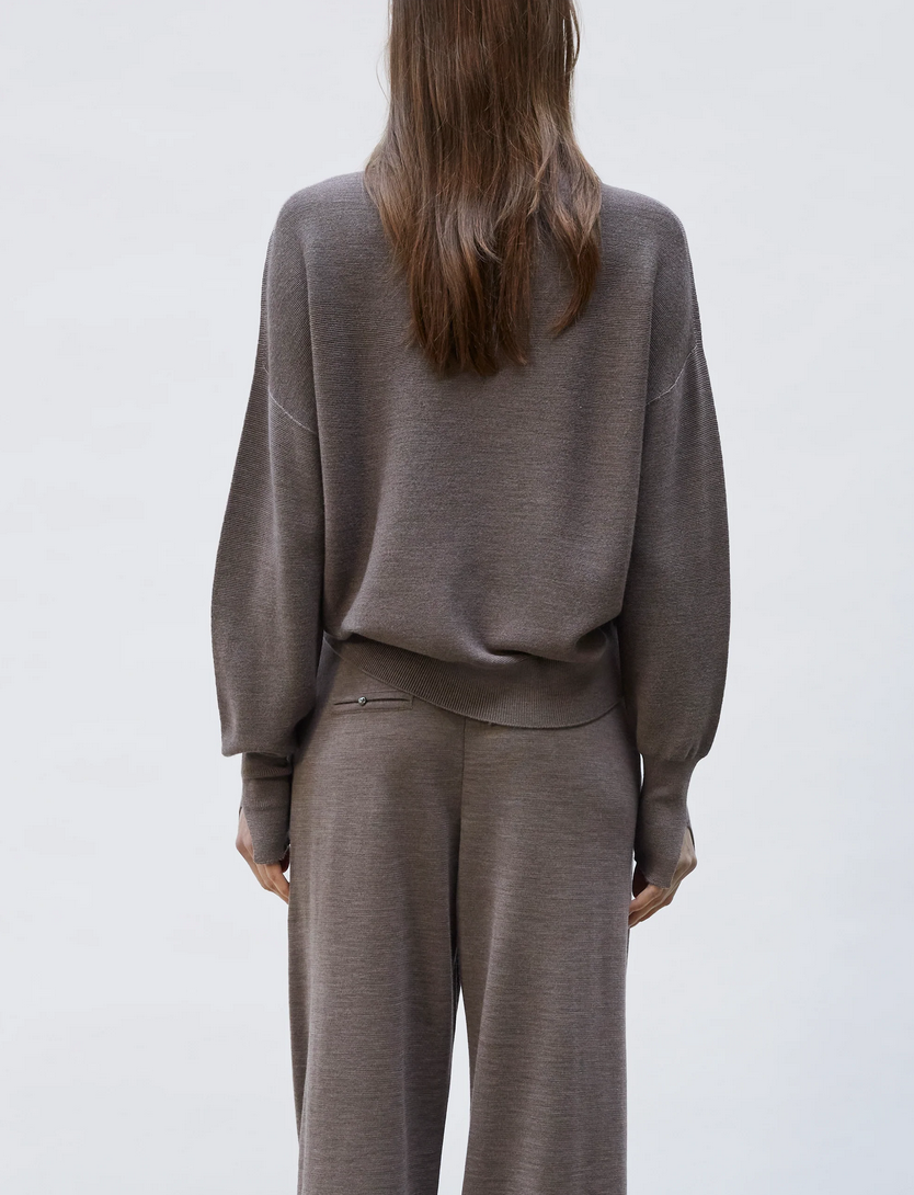 nora oversized slim top with stand-up collar chestnut