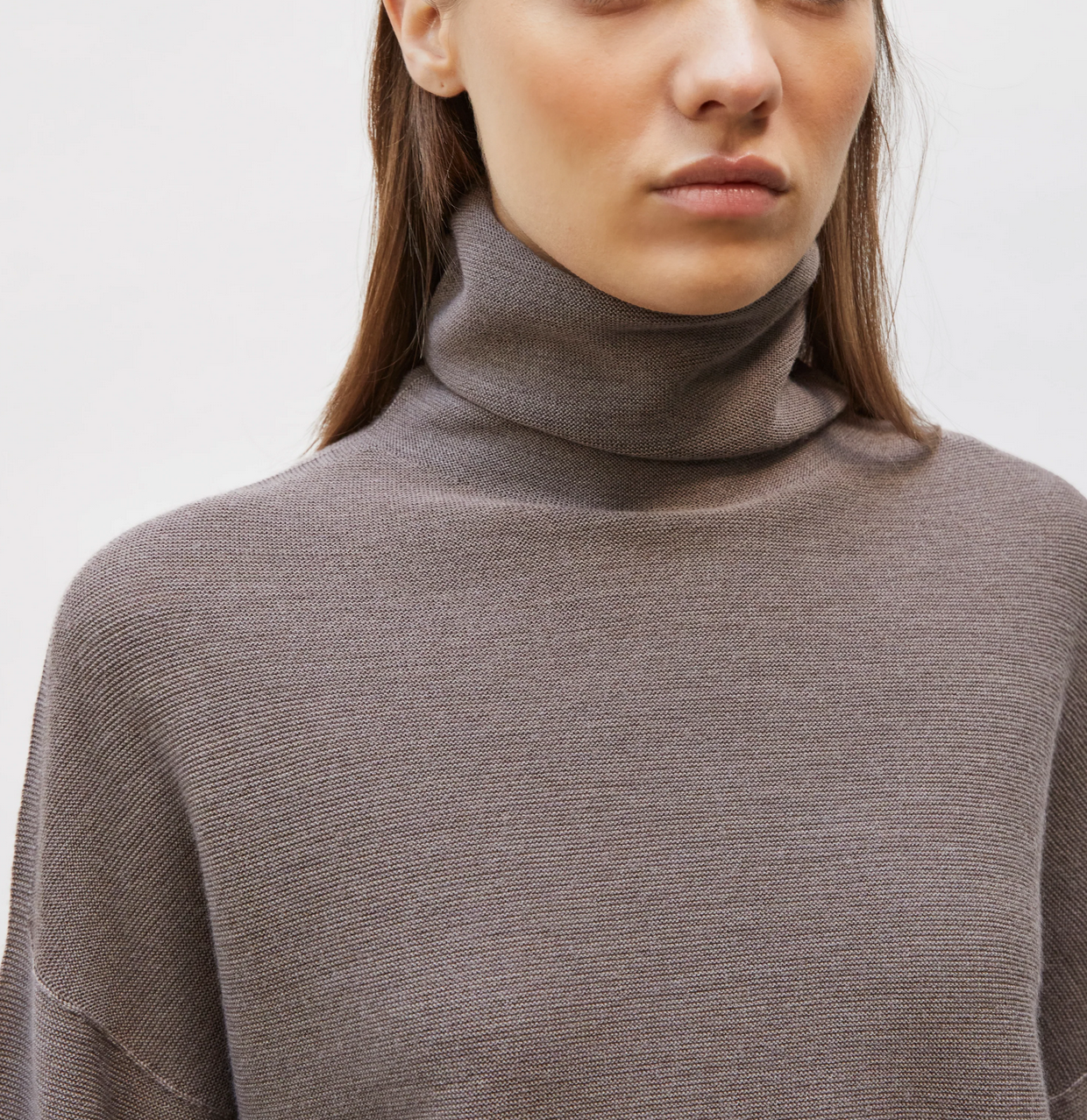 nora oversized slim top with stand-up collar chestnut