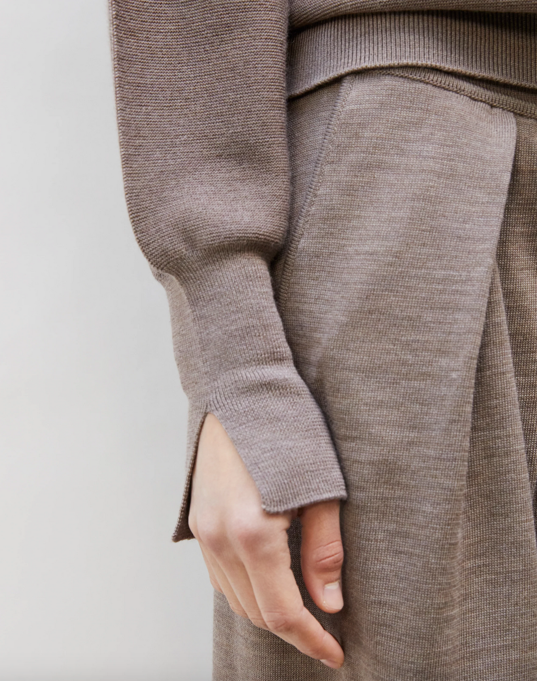 nora oversized slim top with stand-up collar chestnut