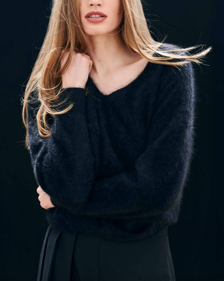 brushed cashmere boxy vee neck black