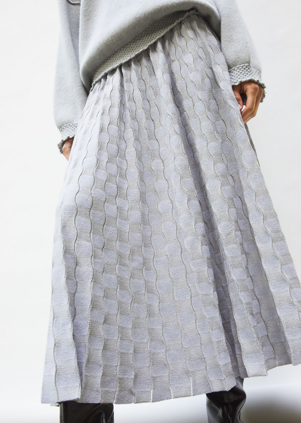 delicate skirt in a wavy knit heather grey