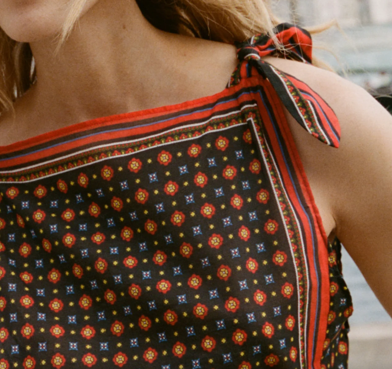 amalia top noir montmartre foulard