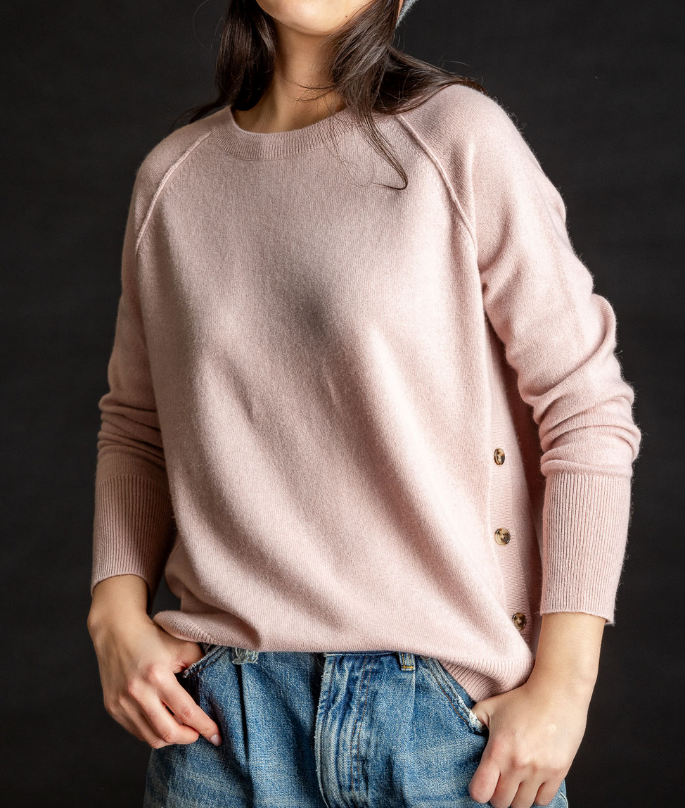 Side button cashmere crewneck misty rose