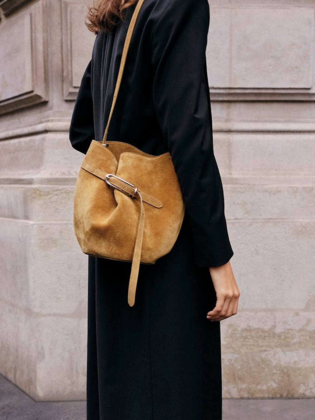 Belted bucket bag sand suede