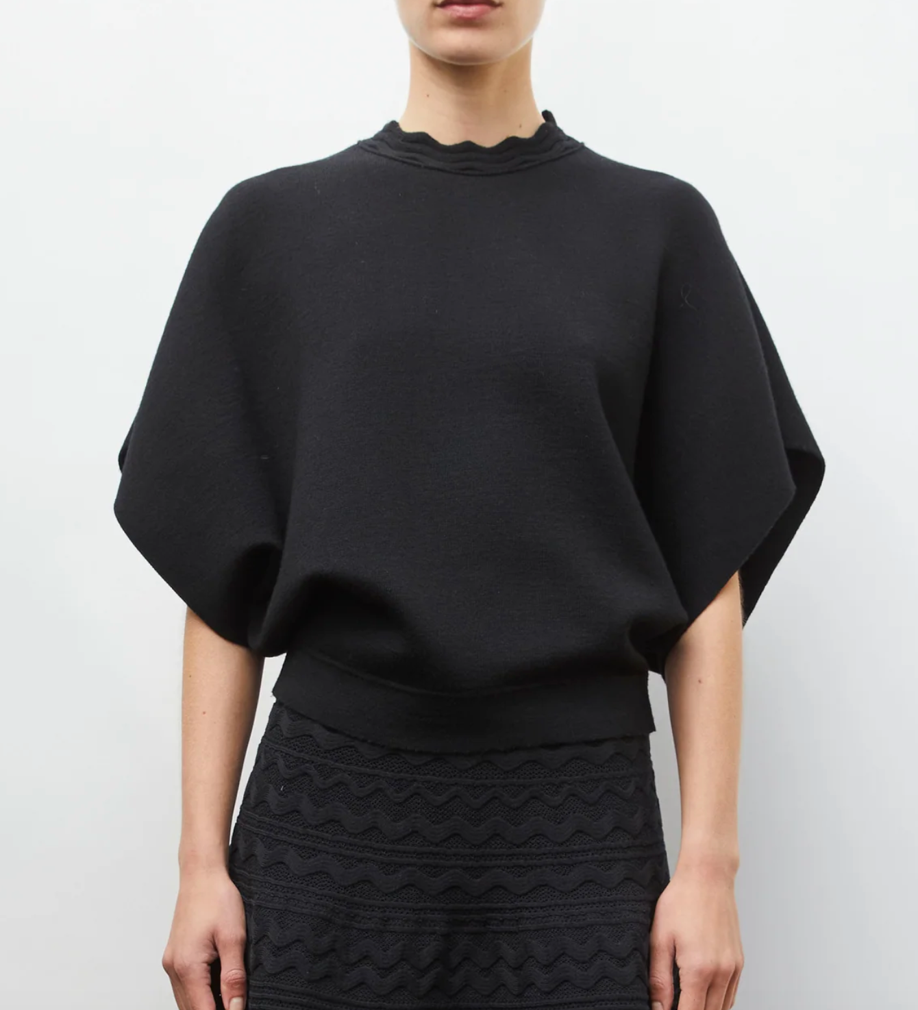 Fanta sleeveless knit top rick rack collar deep black